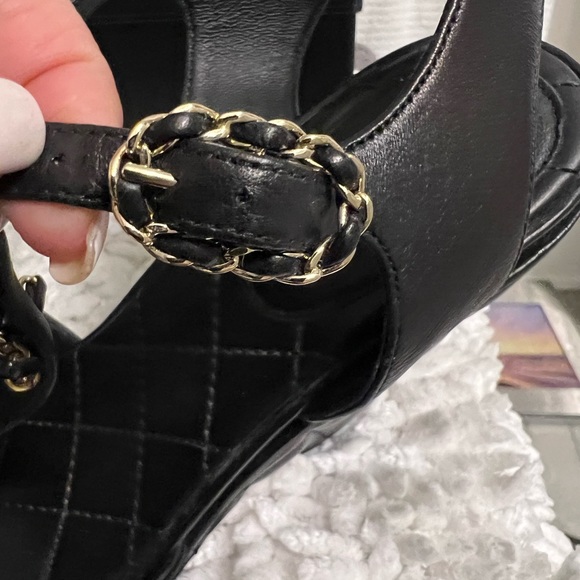 Chanel sandals, authentic lamb skin sandals in black and iconic antique gold - Picture 10 of 15